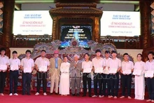 Más de 200 estudiantes en provincia vietnamita se benefician de becas Vallet