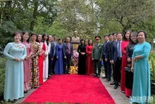 El embajador vietnamita en Francia, Dinh Toan Thang, embajadora Le Thi Hong Van, jefa de la misión de Vietnam ante la Unesco, y autoridades de la ciudad de Montreuil en el monumento dedicado al Tío Ho (Fotografía: Nhan Dan)