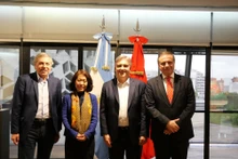 La embajadora vietnamita en Argentina, Ngo Minh Nguyet, y el gobernador de Córdoba, Martín Miguel Llaryora. (Foto: VNA)