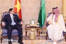 El primer ministro Pham Minh Chinh se reúne con el príncipe heredero y primer ministro de Arabia Saudita, Mohammed bin Salman, en Riad, el 20 de octubre de 2023. (Foto: VNA)