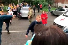 Las fuerzas funcionales evacuaron a los estudiantes en la escena de un tiroteo en una escuela en la ciudad de Izhevsk. (Fotografía: TASS/VNA)