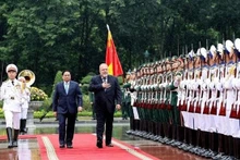 El primer ministro de Vietnam, Pham Minh Chinh, y su homólogo cubano, Manuel Marrero Cruz, pasan revista a la Guardia de honor. (Fotografía: VNA)