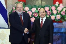 El presidente de Vietnam, Nguyen Xuan Phuc, recibe al primer ministro de Cuba, Manuel Marrero Cruz. (Fotografía: VNA)