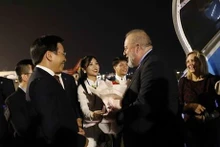 El primer ministro de Cuba, Manuel Marrero Cruz, fue recibido en el aeropuerto internacional Noi Bai por el jefe de la Oficina del Gobierno, ministro Tran Van Son. (Fotografía: VNA)