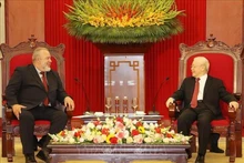 El secretario general del PCV, Nguyen Phu Trong se reúne con el primer ministro de Cuba, Manuel Marrero Cruz.