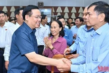 El presidente de la Asamblea Nacional, Vuong Dinh Hue, con votantes del distrito de Thuy Nguyen.