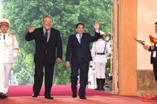 El primer ministro de Vietnam, Pham Minh Chinh y su par de Cuba, Manuel Marrero Cruz.