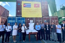En la ceremonia de entrega de arroz (Foto: Embajada de Cuba en Vietnam)