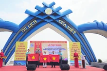 Entregan 100 banderas nacionales a pescadores de Quang Tri (Foto: Nhan Dan)