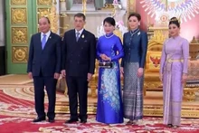 Desde la izquierda: el presidente Nguyen Xuan Phuc (primero) y su cónyuge (tercera) en una visita de cortesía al Rey tailandés Maha Vajiralongkorn (segundo) y la Reina Suthida (cuarta). (Fotografía: baoquocte.vn)