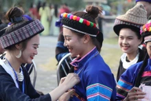 Presentan trajes típicos de los grupos étnicos de Vietnam
