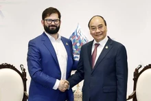 El presidente Nguyen Xuan Phuc (der.) y el presidente de Chile, Gabriel Boric Font, en su reunión bilateral (Fotografía: VNA)