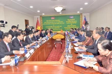 El presidente del Parlamento vietnamita, Vuong Dinh Hue, sostiene conversaciones con su homólogo camboyano, Samdech Heng Samrin (Fotografía: VOV)