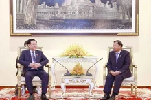 El presidente de la Asamblea Nacional de Vietnam, Vuong Dinh Hue,(izq.) se reúne con el titular del Senado de Camboya, Samdech Say Chhum. (Fotografía: VNA)