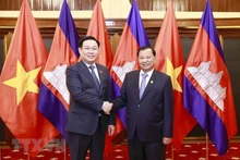 El presidente del Senado de Camboya, Samdech Say Chhum y el titular del Parlamento de Vietnam, Vuong Dinh Hue.