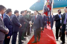 El presidente de la Asamblea Nacional de Vietnam, Vuong Dinh Hue, llega al Aeropuerto Internacional de Pochentong en Phnom Penh. (Fotografía: daibieunhandan.vn)