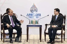 El presidente vietnamita, Nguyen Xuan Phuc, y el jefe ejecutivo de la Región Administrativa Especial de Hong Kong (China), Lee Ka-chiu (Fotografía: VNA)