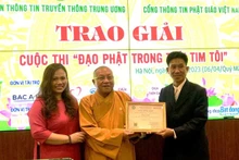 Entrega del primer premio al autor Quang Phuong (Fotografía: VNA)