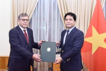 El jefe del Departamento de Protocolo del Ministerio de Relaciones Exteriores de Vietnam, Nguyen Viet Dung, recibe al embajador de Brasil en Hanói, Marco Farani. (Fotografía: baoquocte.vn)
