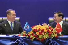 El presidente del partido gobernante Rusia Unida y subtitular del Consejo de Seguridad de Rusia, Dmitry Medvedev (izq.), y el secretario general del PPRL, Thongloun Sioulith (Fotografía: sputniknews)