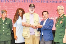 A través del periódico Nhan Dan, Edmunds entrega algunos recuerdos del mártir Pham Tuan Tai a su familia.