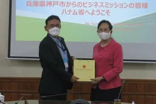 Achiwa Noriyuki, presidente de la Asociación de Industria, Mecánica y Máquinas de la ciudad de Kobe y Le Thi Thuy, secretaria del Comité partidista en Ha Nam (Fotografía: VNA)