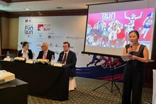 En la conferencia de prensa para anunciar sobre la carrera. 