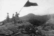 Soldados vietnamitas ondean la bandera de la victoria en la fortificación de Him Lam el 13 de marzo de 1954. (Foto de archivo: VNA)