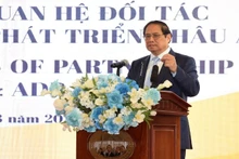 El primer ministro de Vietnam, Pham Minh Chinh, habla en el evento. 