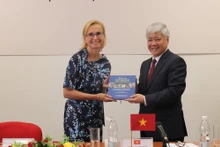 El miembro del Buró Político, secretario del Comité Central del Partido Comunista y presidente del Frente de la Patria de Vietnam (FPV), Do Van Chien, entrega un libro sobre el Presidente Ho Chi Minh a la presidenta del Partido Comunista Checa, Morava Katerina Konecna. (Fuente: VNA)