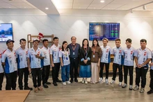 El cónsul general de Vietnam en Guangzhou, Vu Viet Anh, anima a los atletas. (Foto: baoquocte.vn)