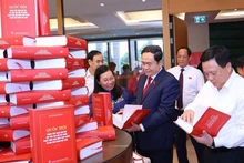 El presidente de la Asamblea Nacional, Tran Thanh Man, y delegados visitan el área de exhibición del libro del secretario general del Partido Comunista, Nguyen Phu Trong. (Foto: VNA)