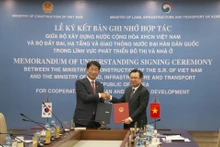 El ministro de Construcción de Vietnam, Nguyen Thanh Nghi, y el ministro de Tierra, Infraestructura y Transporte de Corea del Sur, Park Sangwoo, firman el memorando de entendimiento (Foto: diendandoanhnghiep.vn)