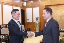 Le Hoai Trung, secretario del Comité Central del Partido Comunista de Vietnam y jefe de su Comisión de Relaciones Exteriores, recibe a Valaxay Lengsavad subjefe de la Comisión de Relaciones Exteriores del Comité Central del Partido Popular Revolucionario de Laos. (Foto: VNA)