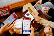 Los clientes utilizan el servicio de dinero móvil de Viettel. (Foto: Viettel)