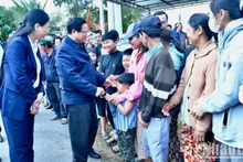 El primer ministro Pham Minh Chinh conversa con la población en la carretera Dung Quat – Sa Huynh. (Foto: Nhan Dan)