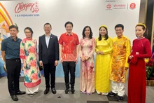 Durante su participación en el tradicional Festival Chingay Parade 2025 en Singapur, Thu Hang (cuarta de derecha) se reúne con los dirigentes singapurenses (Foto: VNA)