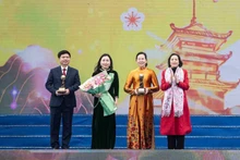 Entregan los premios en las cateogrías “Destino turístico emergente líder de Asia” y “Logro especial” de 2024 de los Premios Mundiales del Viaje a Ha Nam. (Foto: daibieunhandan.vn)