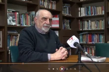 El secretario general interino del Partido Comunista Argentino, Jorge Kneyness, en una entrevista con corresponsales de la Agencia Vietnamita de Noticias en Buenos Aires. (Foto: VNA)