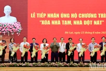 [Foto] Ceremonia de recepción de apoyo al programa de erradicación de viviendas temporales en Lam Dong