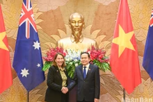 El presidente de la Asamblea Nacional, Tran Thanh Man, recibe a la titular del Senado australiano, Sue Lines. 