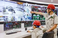 Los trabajadores de la planta de energía de residuos de Soc Son, en las afueras de Hanói, operan el proceso de tratamiento de residuos para generar electricidad. (Foto: Nhan Dan)
