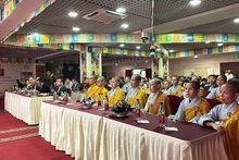 Los seguidores budistas asisten al Festival Vu Lan en Moscú, Rusia.