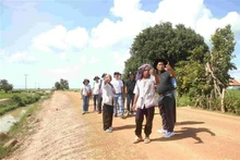 Miembros de la delegación entrevistan a testigos históricos del régimen genocida de Pol Pot en el sitio de Go Po Chey en el distrito de Kandeang, provincia de Pursat, Camboya (Foto: VNA)