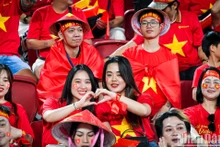 [Foto] Aficionados vietnamitas tiñen de rojo una parte de las gradas del Rajamangala