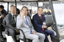 El presidente indonesio, Joko Widodo, visita la fábrica de automóviles y motos eléctricos de la empresa VinFast. (Foto: VNA)