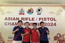 Pak Chung Gun, entrenador del equipo de tiro de Vietnam, y sus alumnos (Foto: VNA)