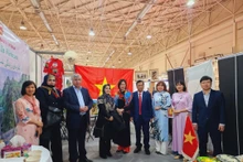 El ministro iraní de Patrimonio Nacional, Artesanía y Turismo, Ezzatollah Zarghami, visita el stand vietnamita. (Fotografía: thoidai.com.vn)
