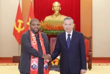 El secretario general del PCV, To Lam y el secretario general del FRELIMO, Chakil Felizardo Aboobacar.