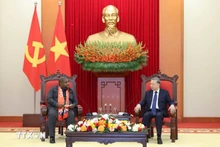 El secretario general del Partido Comunista de Vietnam, To Lam, recibe al secretario general del Partido Frente de Liberación de Mozambique (FRELIMO), Chakil Aboobacar. (Foto: VNA)